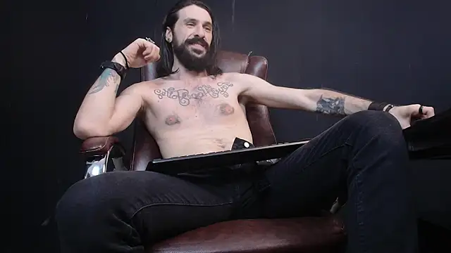 Snapshot of AxelColton chatting on February 15, 1:16 pm AxelColton online show from February 15, 1:16 pm