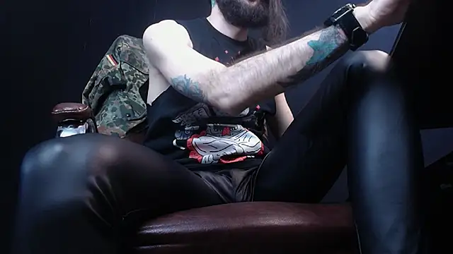 Snapshot of AxelColton chatting on February 20, 9:33 am AxelColton online show from February 20, 9:33 am