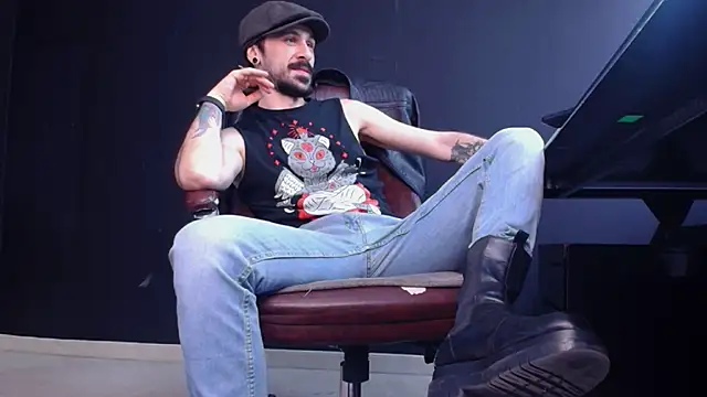 Snapshot of AxelColton chatting on October 18, 10:27 am AxelColton online show from October 18, 10:27 am