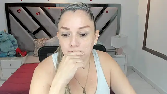 Snapshot of natalia5560 chatting on October 5, 1:42 pm natalia5560 online show from October 5, 1:42 pm