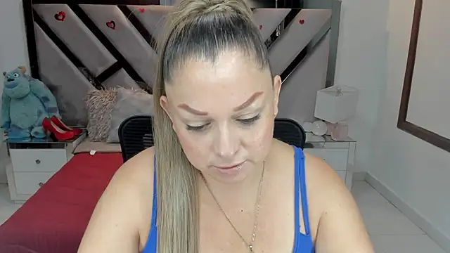 Snapshot of natalia5560 chatting on October 22, 1:00 pm natalia5560 online show from October 22, 1:00 pm