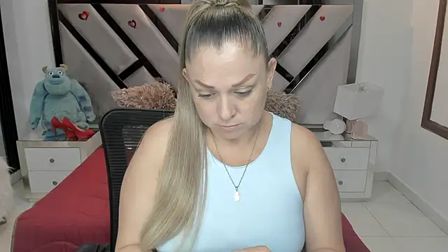 Snapshot of natalia5560 chatting on November 8, 1:44 pm natalia5560 online show from November 8, 1:44 pm