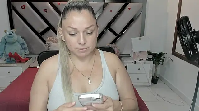 Snapshot of natalia5560 chatting on November 10, 1:21 pm natalia5560 online show from November 10, 1:21 pm