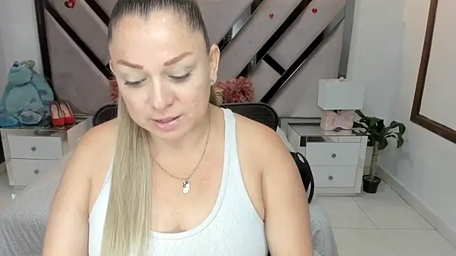 Snapshot of natalia5560 chatting on November 23, 1:22 pm natalia5560 online show from November 23, 1:22 pm