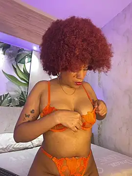 Snapshot of loladupont chatting on June 6, 3:11 am loladupont online show from June 6, 3:11 am