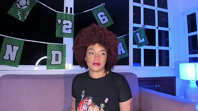Snapshot of loladupont chatting on June 13, 3:04 am loladupont online show from June 13, 3:04 am