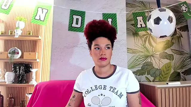 Snapshot of loladupont chatting on June 15, 3:09 am loladupont online show from June 15, 3:09 am