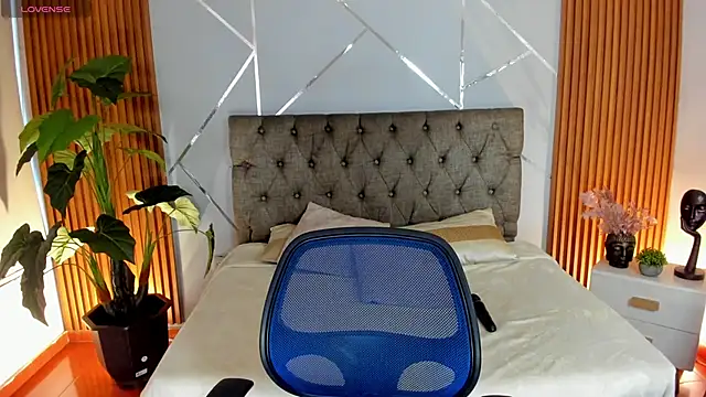 Snapshot of charlottee_white chatting on November 6, 9:37 pm charlottee white online show from November 6, 9:37 pm