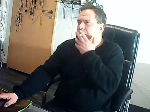 Snapshot of DauerAkt8069 chatting on December 4, 12:20 am DauerAkt8069 online show from December 4, 12:20 am
