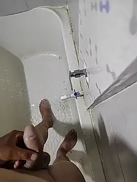 Snapshot of DTuannHallT chatting on December 19, 12:39 am DTuannHallT online show from December 19, 12:39 am