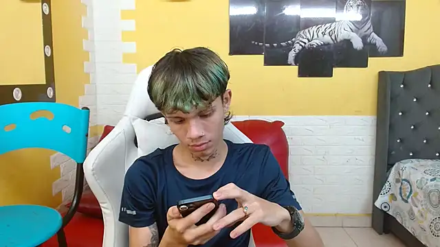 Snapshot of andy_dan18 chatting on March 17, 7:28 pm andy dan18 online show from March 17, 7:28 pm