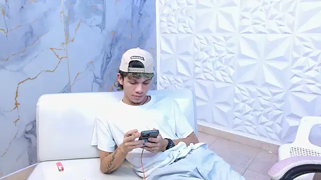 Snapshot of andy_dan18 chatting on April 4, 8:06 pm andy dan18 online show from April 4, 8:06 pm