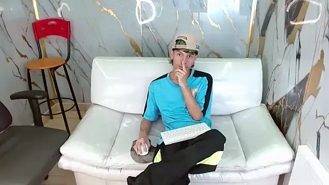 Snapshot of andy_dan18 chatting on April 17, 7:50 pm andy dan18 online show from April 17, 7:50 pm