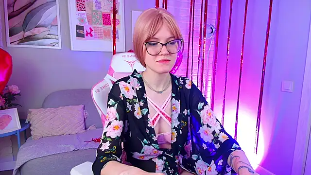 Snapshot of NellieLoyns chatting on February 15, 4:01 pm NellieLoyns online show from February 15, 4:01 pm