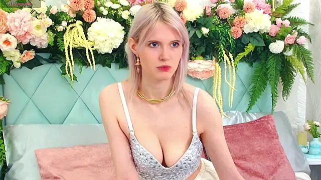 Snapshot of NellieLoyns chatting on October 20, 5:35 pm NellieLoyns online show from October 20, 5:35 pm