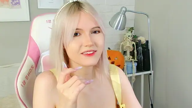 Snapshot of NellieLoyns chatting on October 25, 5:08 pm NellieLoyns online show from October 25, 5:08 pm