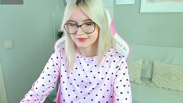 Snapshot of NellieLoyns chatting on November 16, 5:18 pm NellieLoyns online show from November 16, 5:18 pm