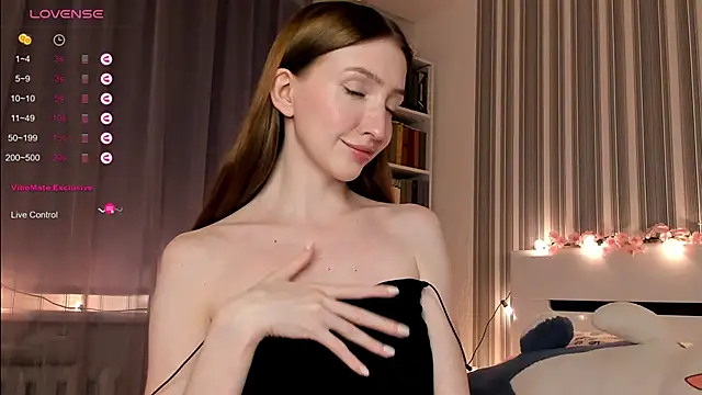 Snapshot of Awwwrora chatting on January 3, 1:47 pm Awwwrora online show from January 3, 1:47 pm