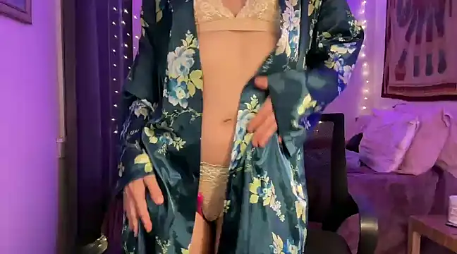 Snapshot of leahsparkles chatting on March 19, 3:52 am leahsparkles online show from March 19, 3:52 am