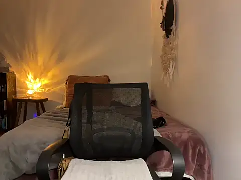 Snapshot of leahsparkles chatting on September 30, 1:43 am leahsparkles online show from September 30, 1:43 am