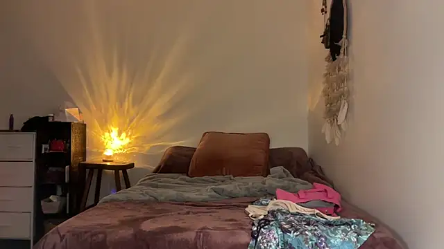 Snapshot of leahsparkles chatting on October 2, 5:25 am leahsparkles online show from October 2, 5:25 am