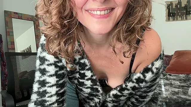 Snapshot of leahsparkles chatting on October 17, 2:41 pm leahsparkles online show from October 17, 2:41 pm