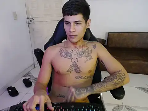 Snapshot of Clyde019 chatting on December 21, 2:04 pm Clyde019 online show from December 21, 2:04 pm