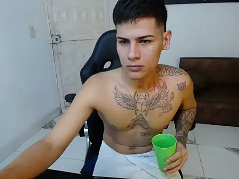 Snapshot of Clyde019 chatting on December 22, 10:17 am Clyde019 online show from December 22, 10:17 am