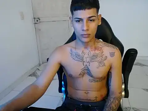 Snapshot of Clyde019 chatting on December 28, 2:21 pm Clyde019 online show from December 28, 2:21 pm