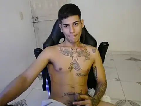 Snapshot of Clyde019 chatting on December 31, 1:15 am Clyde019 online show from December 31, 1:15 am