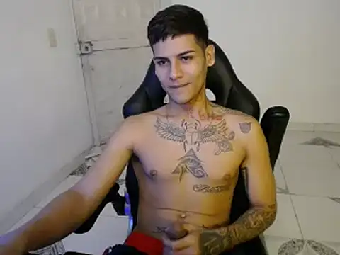 Snapshot of Clyde019 chatting on January 1, 12:00 am Clyde019 online show from January 1, 12:00 am