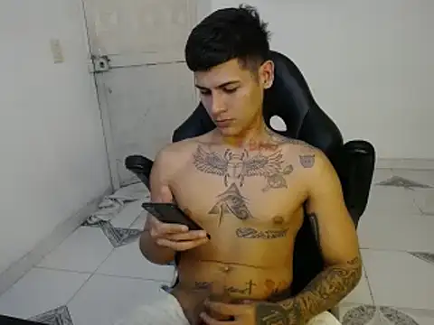 Snapshot of Clyde019 chatting on January 3, 12:54 am Clyde019 online show from January 3, 12:54 am