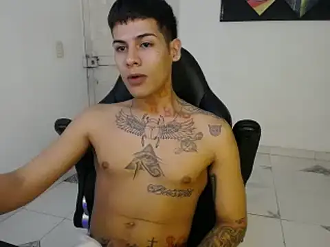 Snapshot of Clyde019 chatting on January 5, 4:47 am Clyde019 online show from January 5, 4:47 am