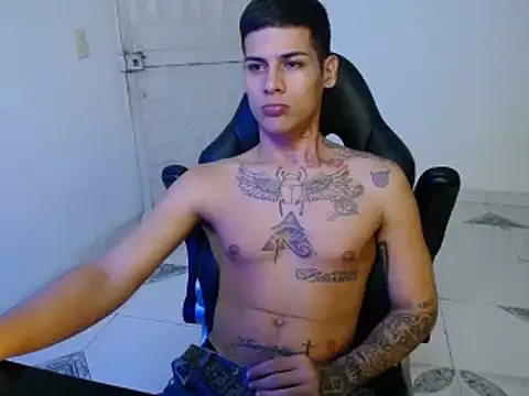 Snapshot of Clyde019 chatting on January 9, 9:59 am Clyde019 online show from January 9, 9:59 am