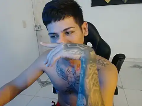 Snapshot of Clyde019 chatting on January 17, 5:19 pm Clyde019 online show from January 17, 5:19 pm