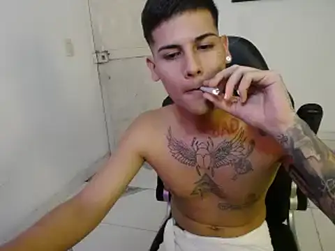 Snapshot of Clyde019 chatting on January 20, 12:57 am Clyde019 online show from January 20, 12:57 am