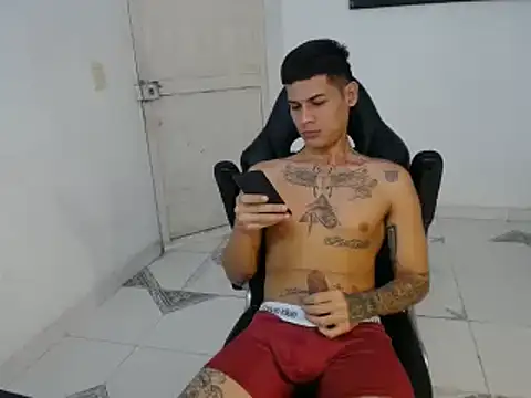 Snapshot of Clyde019 chatting on January 25, 2:47 pm Clyde019 online show from January 25, 2:47 pm