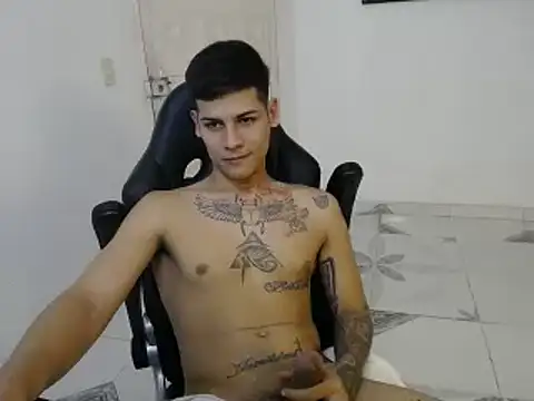 Snapshot of Clyde019 chatting on January 28, 9:40 pm Clyde019 online show from January 28, 9:40 pm