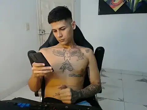 Snapshot of Clyde019 chatting on February 5, 9:29 pm Clyde019 online show from February 5, 9:29 pm