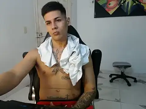 Snapshot of Clyde019 chatting on February 6, 10:10 pm Clyde019 online show from February 6, 10:10 pm