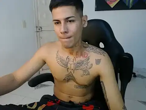 Snapshot of Clyde019 chatting on February 7, 9:04 pm Clyde019 online show from February 7, 9:04 pm