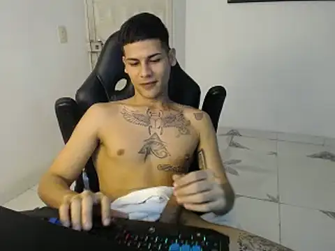 Snapshot of Clyde019 chatting on February 14, 2:07 am Clyde019 online show from February 14, 2:07 am