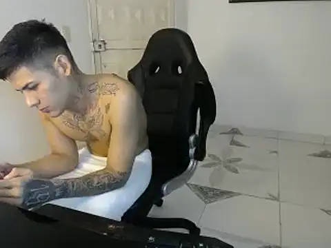 Snapshot of Clyde019 chatting on February 14, 5:09 am Clyde019 online show from February 14, 5:09 am