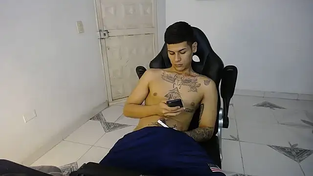 Snapshot of Clyde019 chatting on February 20, 8:03 pm Clyde019 online show from February 20, 8:03 pm