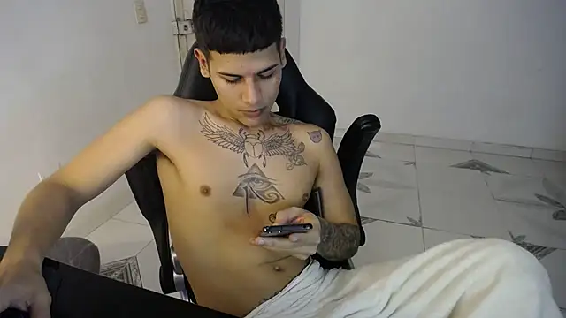 Snapshot of Clyde019 chatting on February 22, 5:02 pm Clyde019 online show from February 22, 5:02 pm