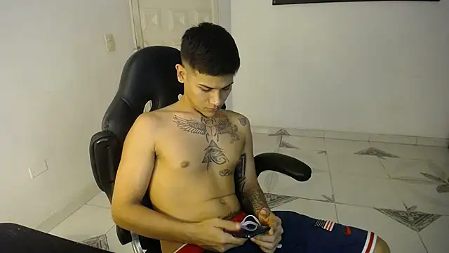 Snapshot of Clyde019 chatting on February 26, 11:26 pm Clyde019 online show from February 26, 11:26 pm