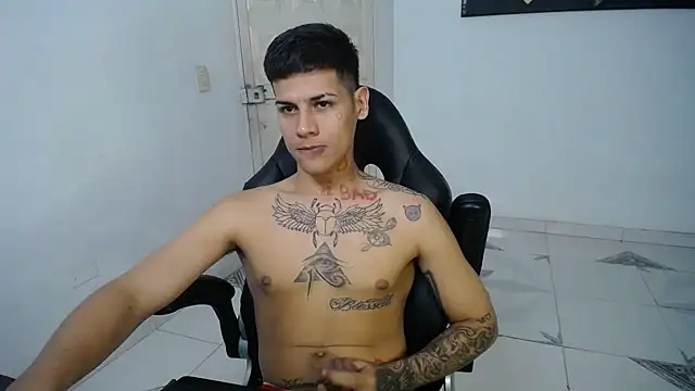 Snapshot of Clyde019 chatting on February 28, 9:44 pm Clyde019 online show from February 28, 9:44 pm