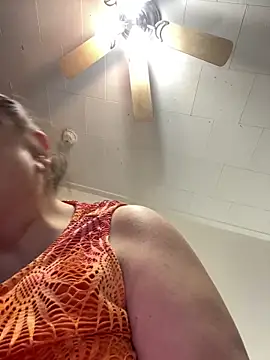 Luciouslouise72xh online show from January 7, 11:29 pm