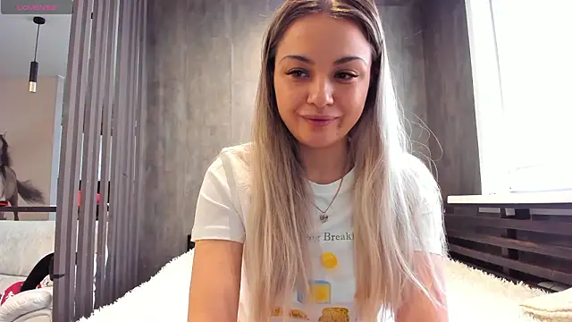 Snapshot of Mia___murrr chatting on March 8, 3:21 am Mia murrr online show from March 8, 3:21 am