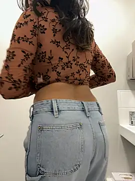 Snapshot of lizzzziee chatting on January 19, 12:06 pm lizzzziee online show from January 19, 12:06 pm